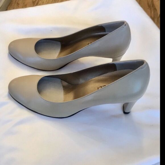 VANELI SZ 7S TAUPE PUMPS. NEW. SLIM FIT - Picture 2 of 8
